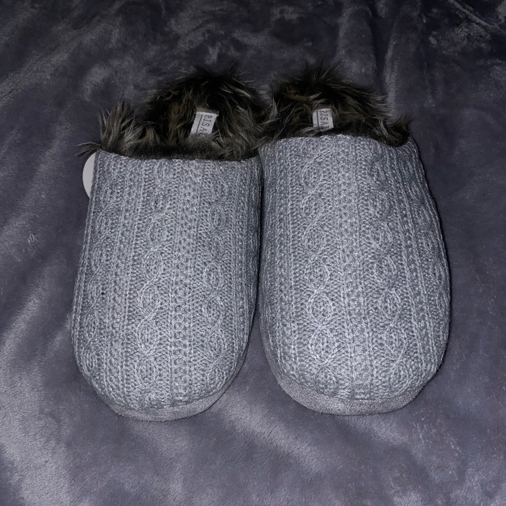 Cozy slippers size 6-10